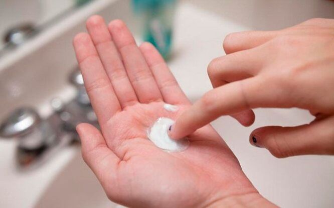 ag baint úsáide as sóid aráin sa bhaile