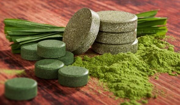 Tá Spirulina tairbheach do na fir mar gheall ar a ábhar ard aimínaigéad